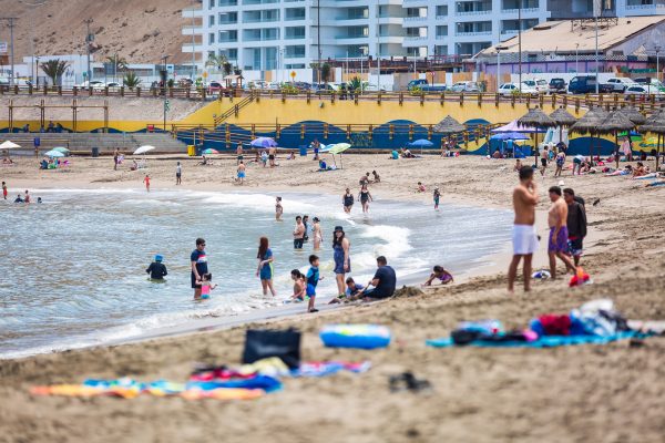 personas en la playa 2