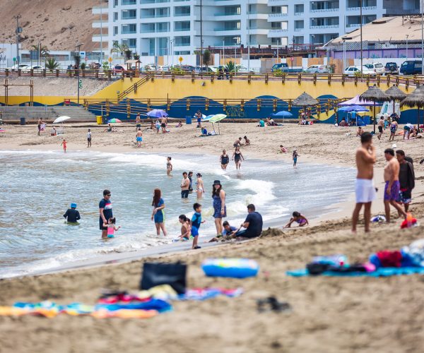 personas en la playa 2